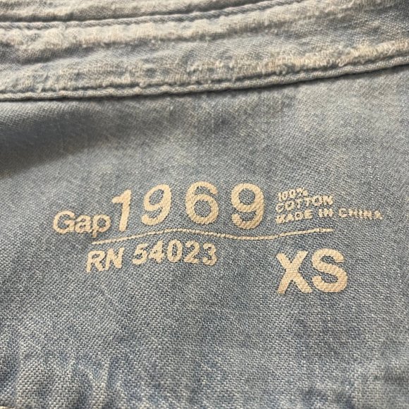 Gap 1969 jean shirt size XS. 100% cotton button down with front pockets - Picture 3 of 5
